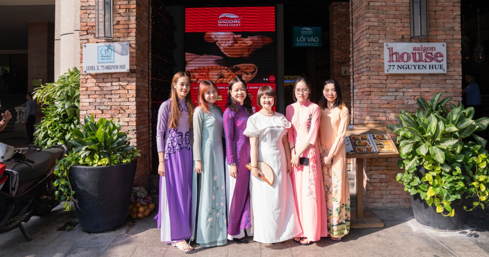 日本学部の学生が「伝統的なアオザイを持つ起業家」展でベトナムのアイデンティティについて学ぶ