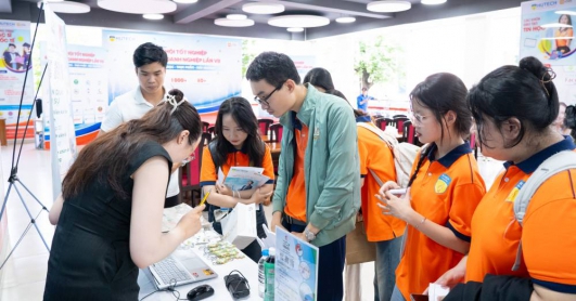 [Video] Graduation and Business Connection Day 2024 - HUTECH UNIVERSITY ...