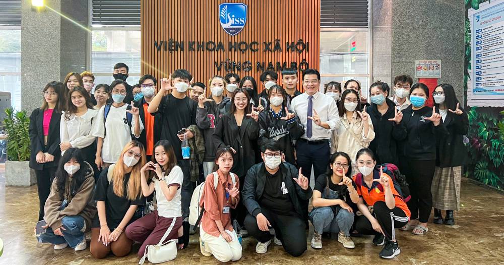 Sinh viên Khoa Luật hào hứng tham quan Viện Khoa học Xã hội vùng Nam bộ và Liên hiệp các Hội Văn học Nghệ thuật TP.HCM
