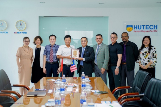 HUTECH welcomed and worked with representatives of Open University Malaysia (OUM)