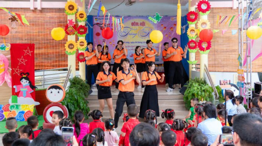 Một mùa Trăng trọn vẹn: Sinh viên Khoa Tài chính - Thương mại HUTECH đem niềm vui đến trẻ em Vĩnh Long