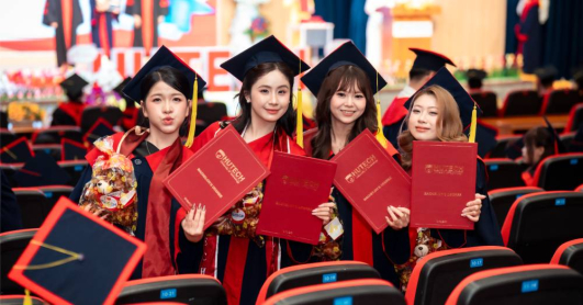 Tân cử nhân HUTECH vững vàng hành trang, rộng mở hành trình mới