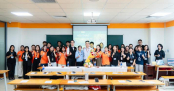 Sinh viên Khoa Tiếng Anh nhập vai hướng dẫn viên, luyện ngôn ngữ qua tình huống nghề nghiệp
