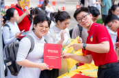 [Video] HUTECH Scholarship Tour 2026: Trao 14 suất học bổng toàn khoá, tiếp sức sĩ tử THPT Nguyễn Văn Tăng