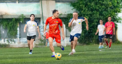 [Hội thao CB-GV-NV 2026] Hai chiến thắng sít sao tiếp tục “đốt nóng” đường đua bóng đá