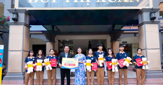 14 suất học bổng toàn khóa HUTECH tiếp sức teen Bùi Thị Xuân chạm gần giấc mơ đại học