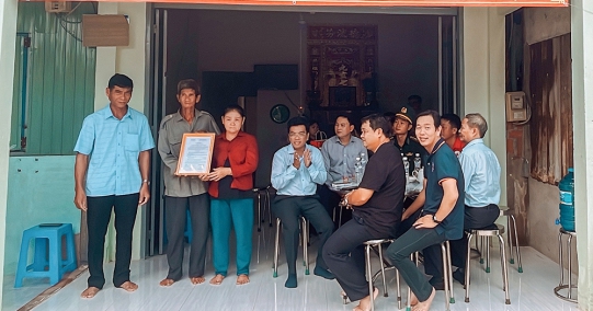 Khoa Tài chính - Thương mại trao tặng Nhà tình thương tại huyện Cần Giờ (TP.HCM)