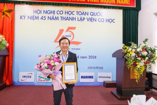 Dr. Phung Van Phuc honored to receive the Nguyen Van Dao Award