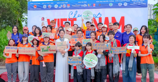 Sinh viên Khoa Trung Quốc học HUTECH lan tỏa tinh thần sống xanh tại Chiến dịch “Clean Up Việt Nam” lần thứ 7