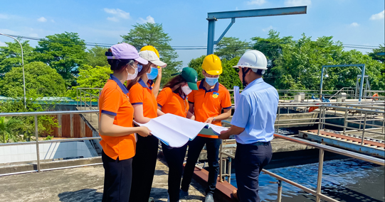 Sinh viên ngành Kỹ thuật môi trường HUTECH tham quan Nhà máy Xử lý nước thải Khu Công nghiệp Tân Bình