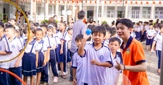 Sinh viên Khoa Marketing - Kinh doanh quốc tế mang “Ngàn điều trăng nói” đến với thiếu nhi Vĩnh Long