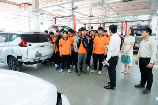 Sinh viên Công nghệ kỹ thuật ô tô tìm hiểu quy trình dịch vụ - kỹ thuật tại Moveo New City