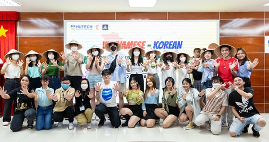 Sinh viên Khoa Tiếng Anh sôi nổi giao lưu văn hóa cùng bạn bè Hàn Quốc