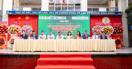 [Video] HUTECH đồng hành khởi động chương trình hướng nghiệp tại 450 trường, cơ sở giáo dục