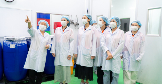 Sinh viên Công nghệ thẩm mỹ khám phá hậu trường ngành làm đẹp tại Nhà máy mỹ phẩm Labcos