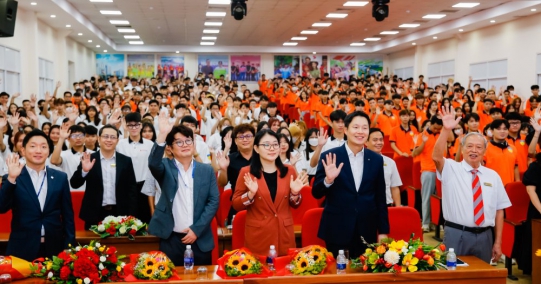 Trống khai giảng đã điểm, sinh viên Viện Công nghệ Việt - Hàn chính thức khởi động năm học mới