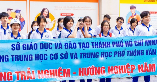 Học sinh THCS-THPT Văn Hóa Việt hào hứng tham quan HUTECH