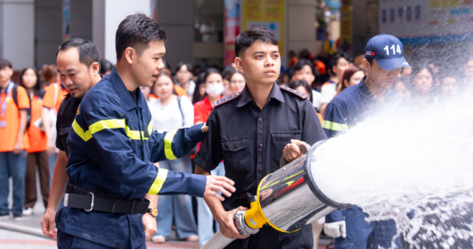 [Video] Thực hành xử lý tình huống cháy nổ, HUTECH tăng cường kỹ năng ứng phó sự cố