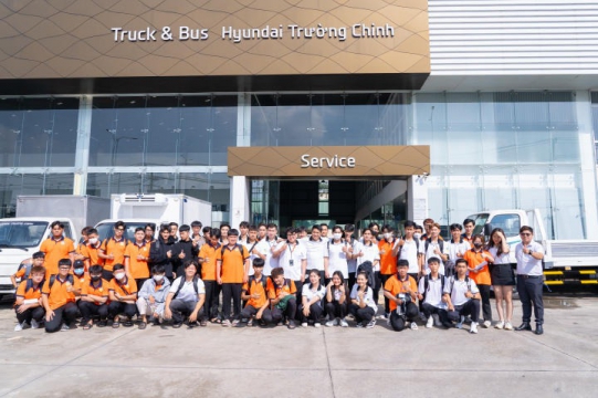 The VKIT students are learning about the automobile repair and quality inspection process through a visit to Truck & Bus Hyundai Truong Chinh