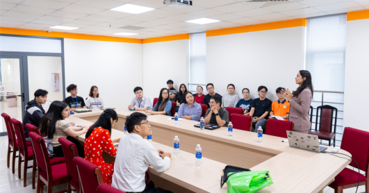 Sinh viên Khoa Dược tiếp cận kỹ thuật phân tích HPLC cùng Viện trưởng Viện Dược Đại học Sigma (Ấn Độ)