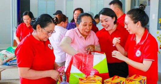 Khoa Tài chính - Thương mại HUTECH tặng quà Tết cho các hộ nghèo ở huyện Cần Giờ