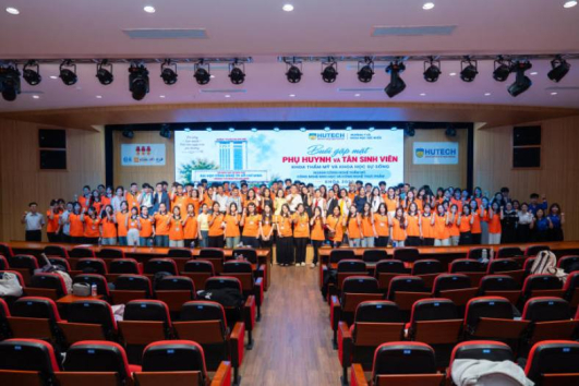 Tân sinh viên Khoa Thẩm mỹ và Khoa học sự sống sẵn sàng cho hành trình đại học