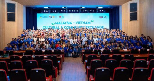 [Video] HUTECH kết nối sức trẻ Việt Nam - Malaysia qua hành trình Mùa hè xanh