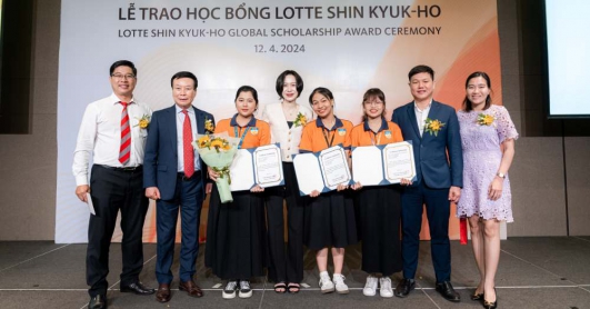 Three HUTECH students awarded the 400 USD scholarships for each by LOTTE Group