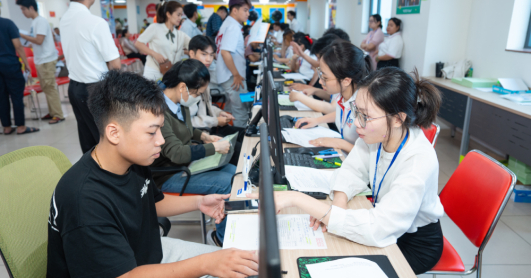 [Video] HUTECH trong mắt tân sinh viên và phụ huynh ngày nhập học