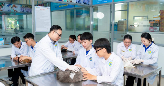 [Hướng nghiệp 2026] [Video] Ngành Thú y HUTECH đón đầu xu hướng chăm sóc sức khỏe động vật trong xã hội hiện đại