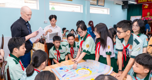 Sinh viên Khoa Tiếng Anh mang trải nghiệm học tập sáng tạo đến học sinh THCS Hà Huy Tập