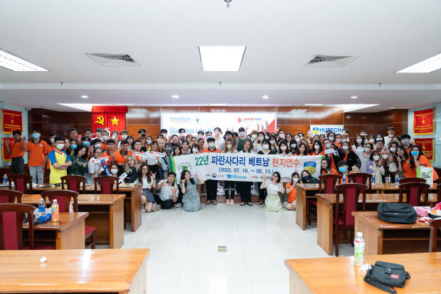 Students of Vietnam - Korea Institute of Technology interact with students of Korean universities