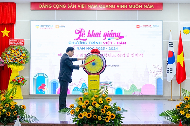 Sinh viên Viện Công nghệ Việt - Hàn HUTECH chính thức khởi động năm học mới